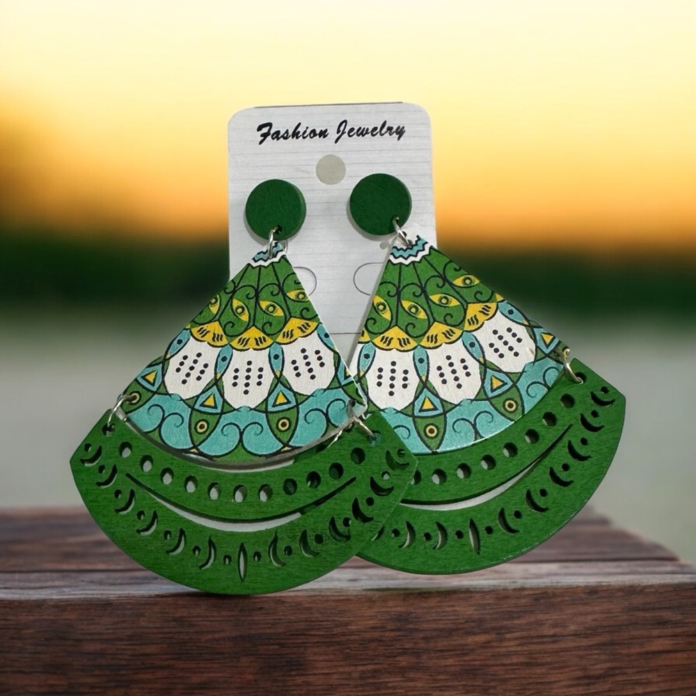 Women’s Lightweight Boho Green Dangle Earrings - Picture 1 of 1